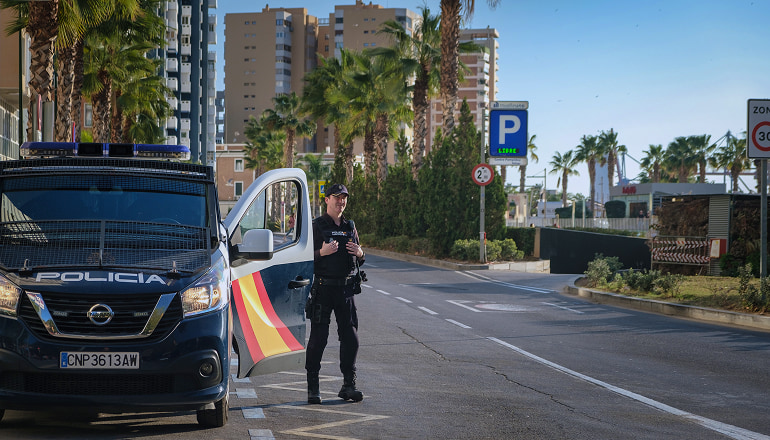 furgoneta de policia en medio de la carretera